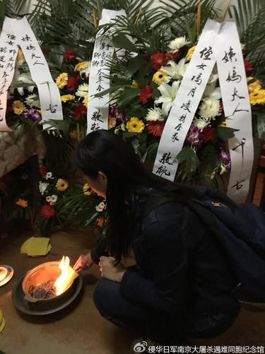 [又一位南京大屠殺幸存者去世 為不應(yīng)沉沒的真相轉(zhuǎn)發(fā)！]據(jù)@侵華日軍南京大屠殺遇難同胞紀念館10日晚，任靜萍老人靜靜地走了。當年南京淪陷后，她被日軍的炮彈炸傷，尾骨受傷，父親下落不明…隨著任奶奶的去世，登記在冊的南京大屠殺幸存者僅剩下111位。他們，每一個都是鐵證！轉(zhuǎn)發(fā)，讓真相永不沉沒！