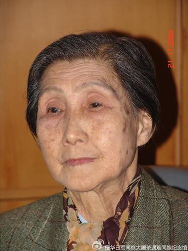 [又一位南京大屠殺幸存者去世 為不應(yīng)沉沒的真相轉(zhuǎn)發(fā)！]據(jù)@侵華日軍南京大屠殺遇難同胞紀(jì)念館10日晚，任靜萍老人靜靜地走了。當(dāng)年南京淪陷后，她被日軍的炮彈炸傷，尾骨受傷，父親下落不明…隨著任奶奶的去世，登記在冊的南京大屠殺幸存者僅剩下111位。他們，每一個都是鐵證！轉(zhuǎn)發(fā)，讓真相永不沉沒！