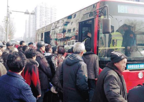 公交車司機(jī)扶老太反被訛 一車人能證清白（圖）