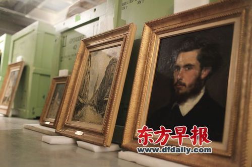 展覽現(xiàn)場擺著剛被開箱取出的畫作。右邊這幅莫奈肖像是卡羅呂斯·迪朗所畫，左邊是戎金的作品《亞維農(nóng)》，它們都是莫奈收藏的朋友作品。早報記著 高劍平 圖