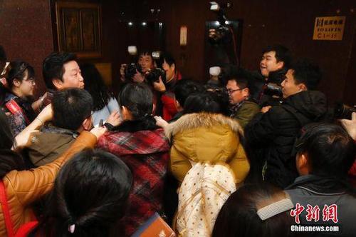 政協(xié)委員趙寶剛被記者圍堵追問