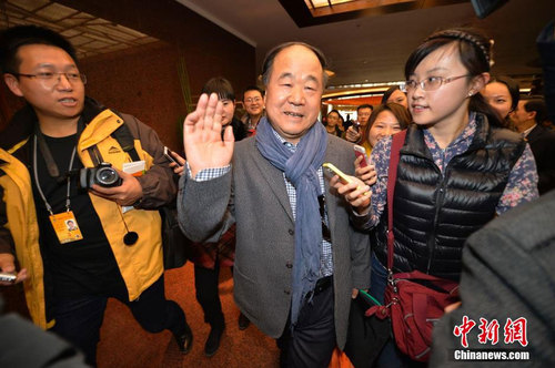莫言溫馨提醒追訪記者“別摔倒”2
