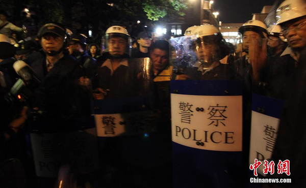 臺(tái)灣“行政院”遭沖擊4