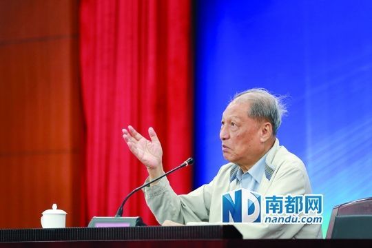 昨日廣東職工大講堂上，成思危主講經(jīng)濟(jì)發(fā)展如何惠及民生。 南都記者 林宏賢 攝