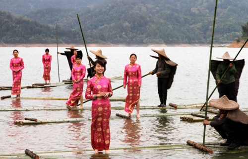 4月28日，江西省靖安縣羅灣鄉(xiāng)長埠村農(nóng)民為游客表演客家山歌。