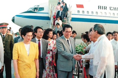 1990年12月，時(shí)任國(guó)務(wù)院總理李鵬和夫人朱琳及其一行對(duì)菲律賓進(jìn)行了正式友好訪問(wèn)。