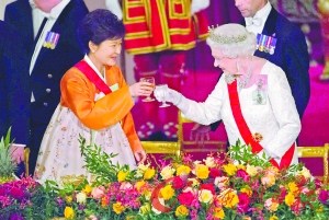 英女王為樸槿惠設(shè)國宴。