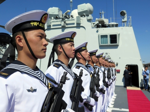 5月5日，在突尼斯拉古萊特港，中國海軍第十六批護航編隊?wèi)?zhàn)士列隊展示。