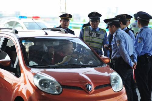 5月8日，民警在浦東機(jī)場閘道口隨機(jī)對(duì)車輛進(jìn)行檢查。