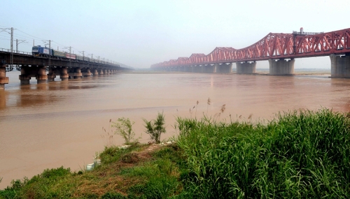 左側(cè)是即將“退役”的京廣鐵路鄭州黃河大橋，右側(cè)是新建的鄭焦城際鐵路黃河大橋（5月8日攝）。