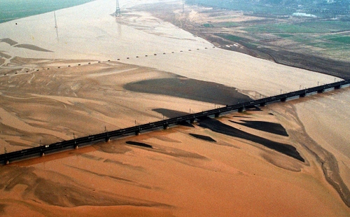 從空中拍攝的京廣鐵路鄭州黃河大橋（資料照片，1989年攝）。