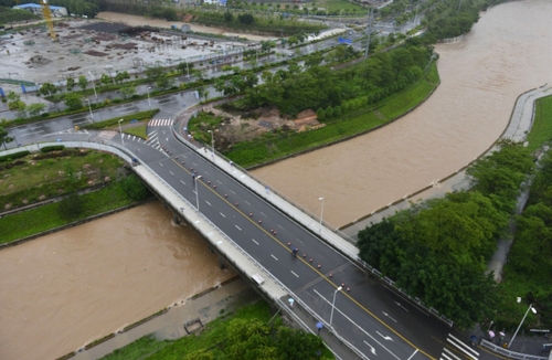 5月11日，深圳龍華文化廣場旁的河道水位暴漲。