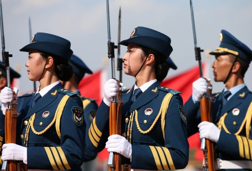 5月12日，我軍首批三軍女子儀仗兵亮相外交禮儀，接受中外領導人檢閱。