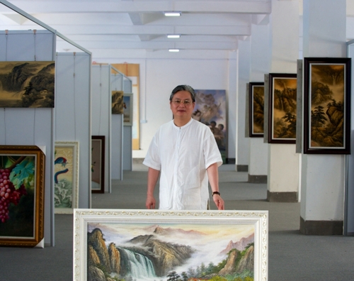 5月15日，上猶油畫創(chuàng)意產業(yè)園負責人陳子榮展示他個人的展館。