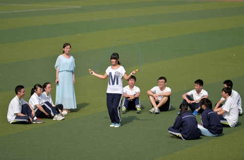 5月20日，河北邢臺一中高三畢業(yè)班的學生在操場上做運動。