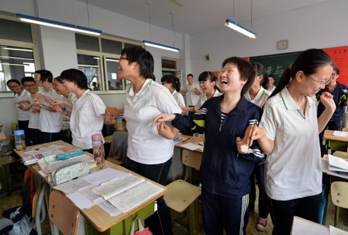 5月20日，河北邢臺一中高三畢業(yè)班的學生利用課余時間在教室里做減壓游戲。