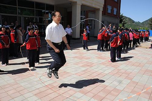 2014年5月28日上午，溫家寶在六道河中學(xué)參加課間操活動時與學(xué)生們跳繩。