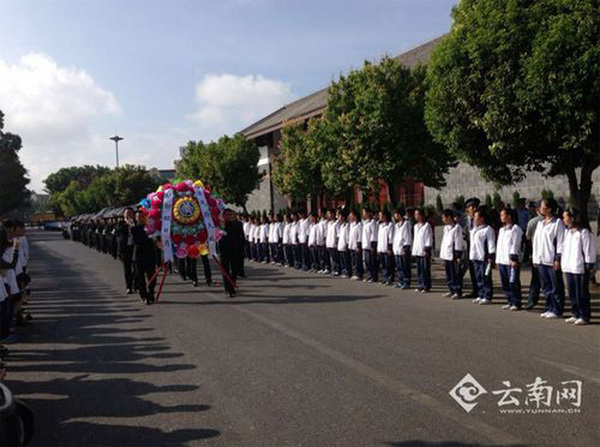 　6月12日，2014年“忠魂歸國”公益活動在云南省騰沖縣舉行。中國遠征軍在緬甸抗日陣亡將士的部分遺骸和墓地的壙兆土將被裝于24個骨灰罐，歸葬在云南省騰沖國殤墓園的中國遠征軍陣亡將士墓。此時，距離這些將士出國遠征，已過去了70馀年。圖片來源：云南網(wǎng)