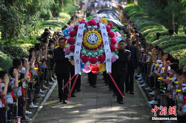 6月12日，2014“中國遠(yuǎn)征軍抗日陣亡將士”公祭活動在云南騰沖舉行，從緬甸尋取的中國遠(yuǎn)征軍抗日陣亡將士部分遺骸，歸葬在騰沖國殤墓園中國遠(yuǎn)征軍抗日陣亡將士墓。中新社發(fā) 劉冉陽 攝