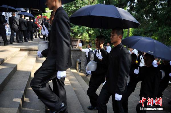 6月12日，2014“中國(guó)遠(yuǎn)征軍抗日陣亡將士”公祭活動(dòng)在云南騰沖舉行，從緬甸尋取的中國(guó)遠(yuǎn)征軍抗日陣亡將士部分遺骸，歸葬在騰沖國(guó)殤墓園中國(guó)遠(yuǎn)征軍抗日陣亡將士墓。中新社發(fā) 劉冉陽(yáng) 攝3