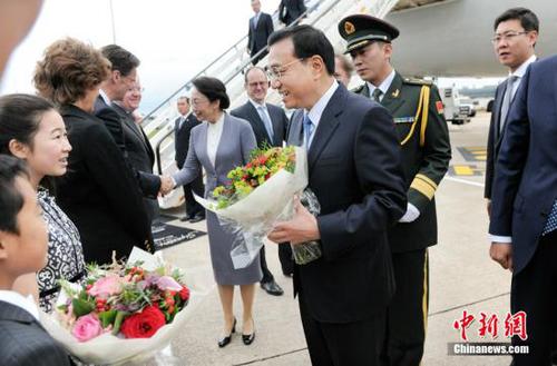 6月16日，中國國務(wù)院總理李克強乘專機抵達倫敦，開始對英國進行正式訪問。李克強夫人程虹同機抵達。中新社發(fā) 劉震 攝