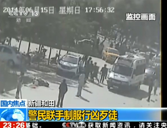 治安巡邏警察趕來助陣。