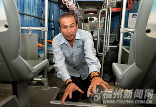 公交車司機(jī)歐陽(yáng)農(nóng)藝向記者講述制服“公交色狼”的經(jīng)過。
