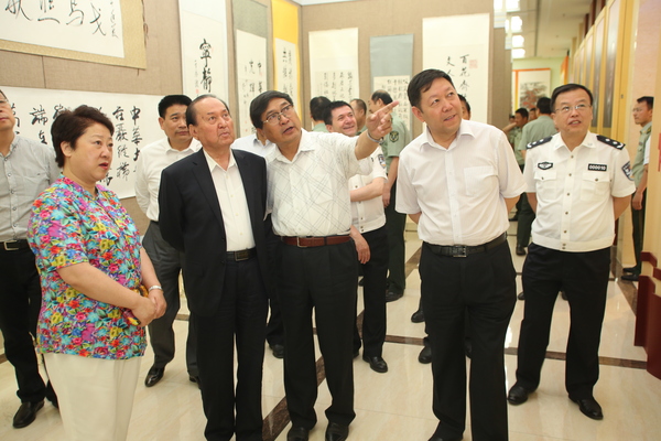 援疆捐贈暨書畫創(chuàng)作展等系列文化公益活動在烏市舉行，全國人大常委會原副委員長司馬義·鐵力瓦爾地觀看書畫展覽