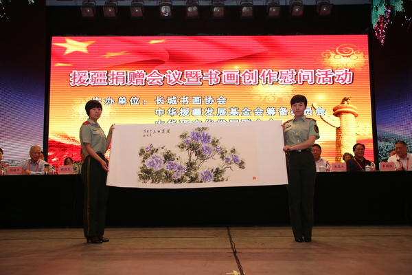 援疆捐贈暨書畫創(chuàng)作展等系列文化公益活動在烏市舉行。3圖為書畫作品捐贈現(xiàn)場