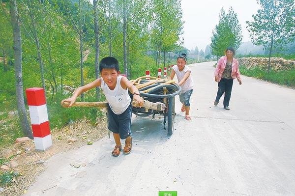 圖為大人晚上睡在提灌站旁，小孩拉著板車運(yùn)水管…… 　　圖片來源：大河網(wǎng)