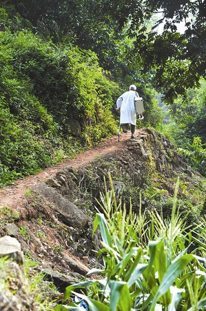 龍泉山“最美村醫(yī)” 獨腿行走崎嶇山路三十載1