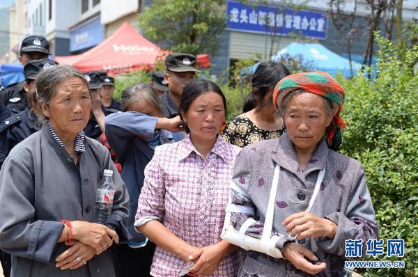 8月8日，魯?shù)榭h龍頭山鎮(zhèn)群眾自發(fā)前往儀式現(xiàn)場為英雄謝樵送行。