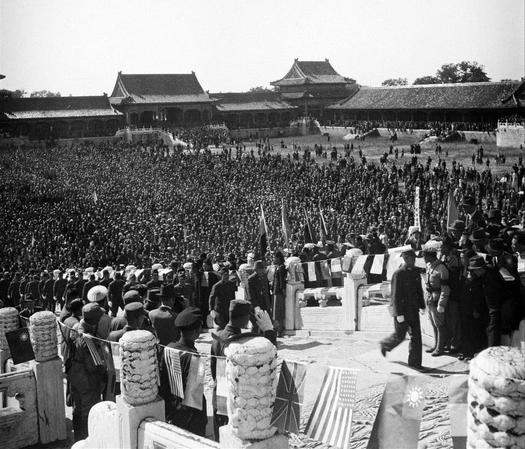 1945年10月10日，北平。中國(guó)戰(zhàn)區(qū)華北日本投降儀式在故宮太和殿舉行。日軍華北方面司令官根本博中將、中國(guó)受降主官孫連仲上將，分別簽字。當(dāng)日軍獻(xiàn)刀時(shí)，群眾山呼“中國(guó)萬歲！”簽字儀式結(jié)束后，使用之桌椅文具均移送歷史博物館收藏。