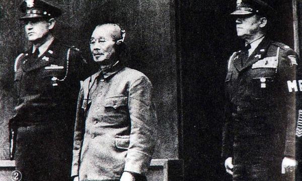 東條英機(jī)等7人的絞刑在1948年12月22日執(zhí)行，他們的尸體在火焚成灰以后，用軍艦撒到海里，任其隨風(fēng)飄去，使其無蹤跡可尋。圖為接受審判時(shí)的東條英機(jī)。