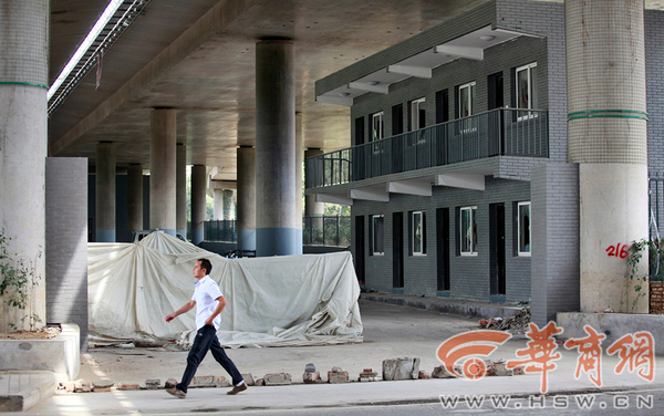 位于朱雀路和南三環(huán)十字向西100米的繞城高速橋下建起了二層小樓 華商報(bào)記者 張杰 攝1