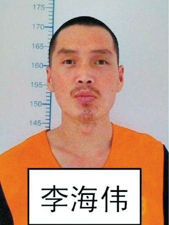 　逃跑時上穿淺藍色短袖警襯（無警銜和其他標志），下穿深色長褲，淺色鞋。