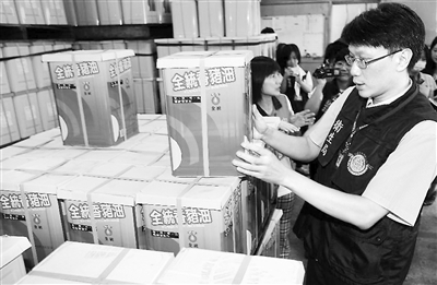 臺(tái)灣食品衛(wèi)生監(jiān)管部門搜查問(wèn)題油。新華社發(fā)