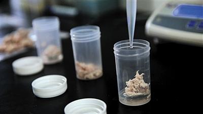檢測人員在樣品中檢測出火堿及雙氧水殘留物。