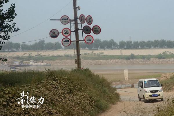 圖為浮橋南側(cè)的指示牌，一輛面包車剛剛從橋上下來。（圖文李瑞平）