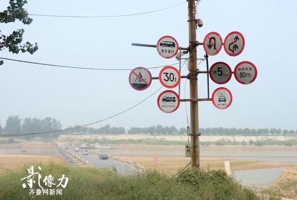圖為浮橋南側(cè)的指示牌。（圖文 李瑞平）