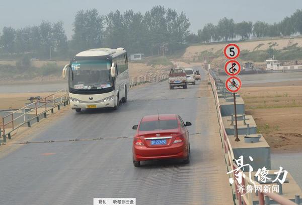 圖為濟(jì)南北店子黃河浮橋，車輛正在有序通行。（圖文李瑞平）