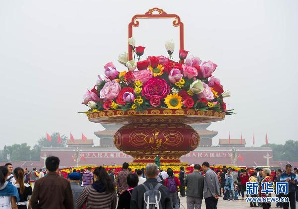 9月25日，游客在天安門廣場(chǎng)欣賞 “祝福祖國(guó)”花壇。當(dāng)日早晨6時(shí)起，天安門廣場(chǎng)國(guó)慶花籃及花壇完整亮相。 新華社記者 羅曉光 攝2