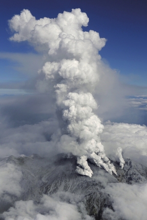 9月27日，位于日本長野和岐阜縣之間的御岳山噴出火山灰。新華社發(fā)