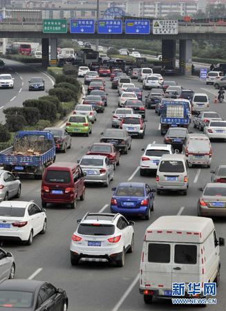 10月1日，車輛在天津外環(huán)線周邊的道路上排隊(duì)出城。當(dāng)日是國慶長假第一天，人們紛紛探親訪友或出游，全國多地出現(xiàn)出行高峰。 新華社記者岳月偉攝