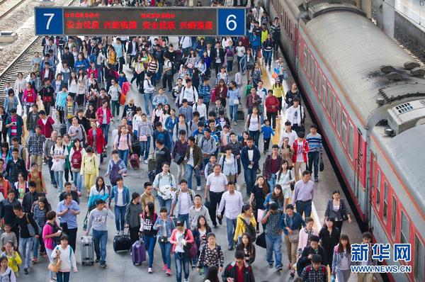 10月1日拍攝的合肥火車站出行的旅客。據(jù)合肥火車站介紹，該站預(yù)計(jì)當(dāng)天發(fā)送旅客16萬人次。