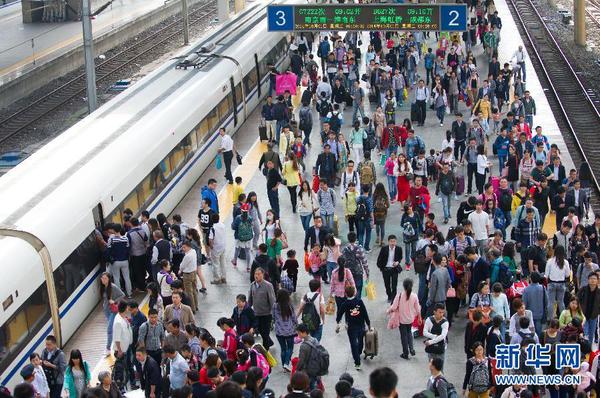 10月1日拍攝的合肥火車站出行的旅客。據(jù)合肥火車站介紹，該站預(yù)計(jì)當(dāng)天發(fā)送旅客16萬人次。當(dāng)日是國慶長假第一天，人們紛紛探親訪友或出游，全國多地出現(xiàn)出行高峰。 新華社記者 杜宇 攝