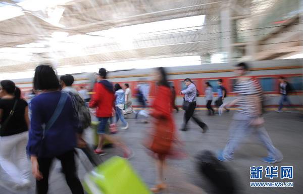 10月1日，旅客在安徽合肥火車站乘車。