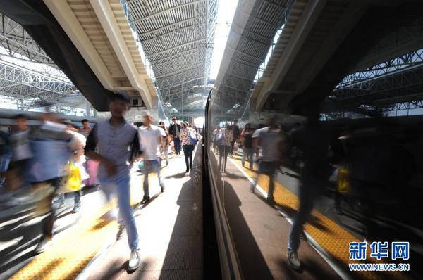 10月1日，旅客在安徽合肥火車站乘車。