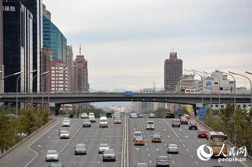 10月12日，在北京CBD，能一眼看到西山，北京大部分地區(qū)能見度都在20公里左右。