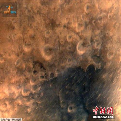 資料圖：當(dāng)?shù)貢r間9月25日，印度“曼加里安”號(Mangalyaan)火星探測器在7300千米高度傳回首張火星照片。印度首個火星探測器“曼加里安”號24日成功進(jìn)入火星軌道。